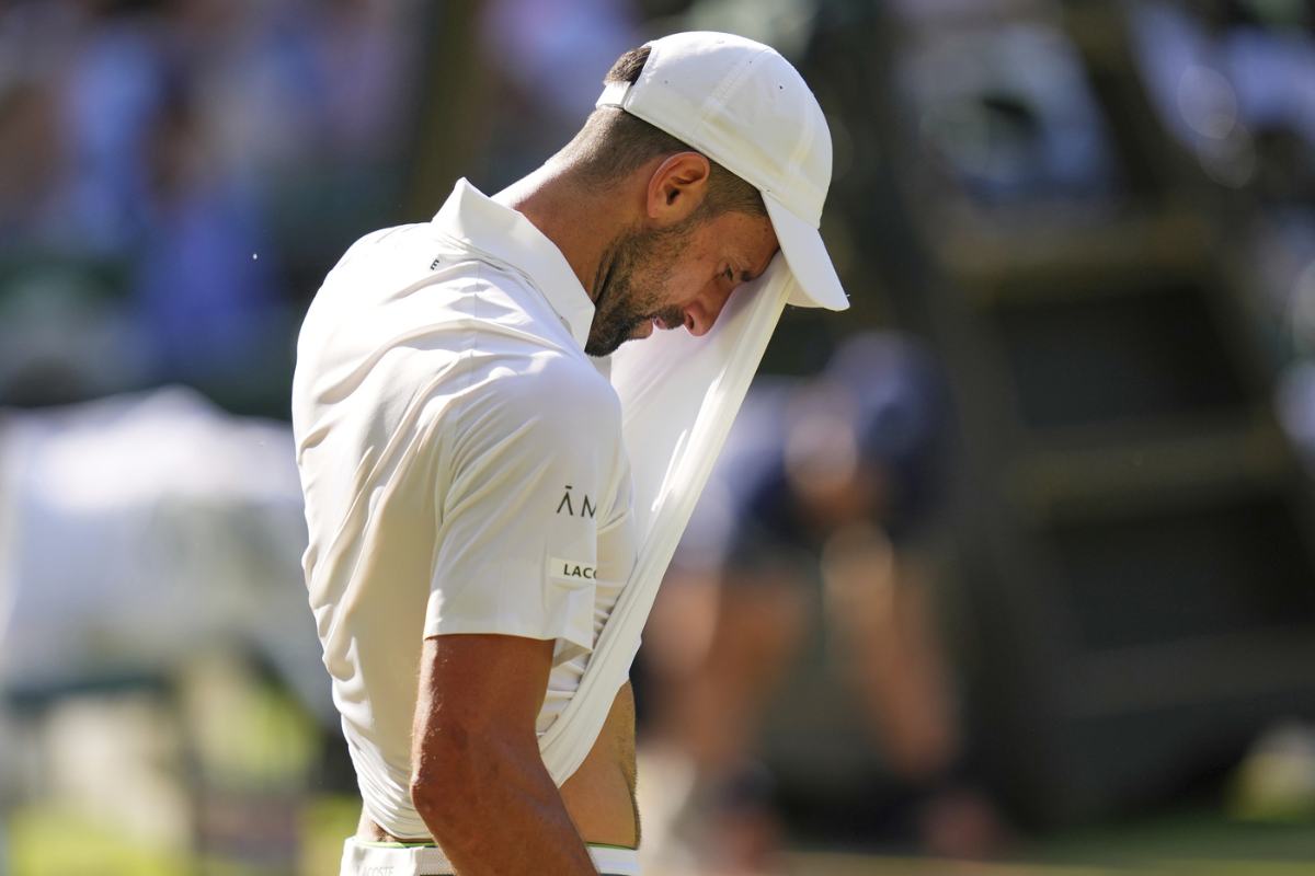 Djokovic si copre il volto con la maglia