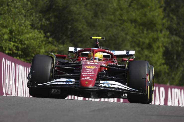Hamilton in pista con la Ferrari 