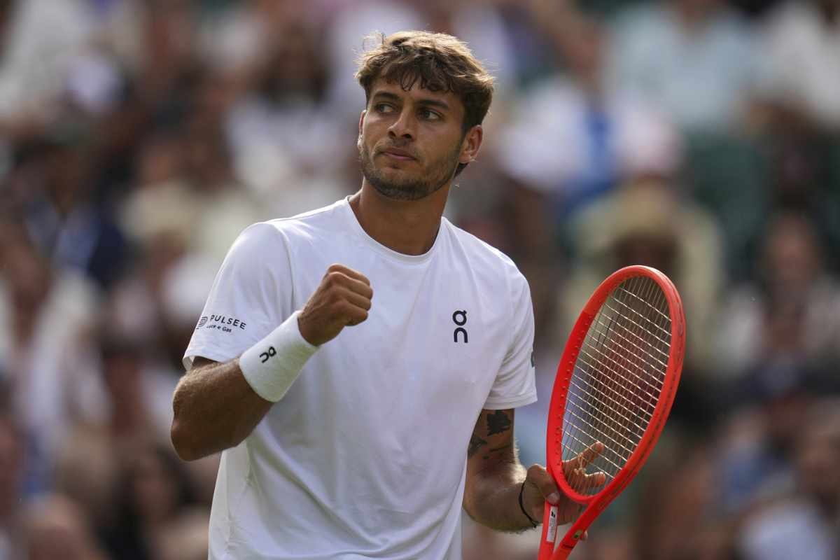 Flavio Cobolli esulta in campo