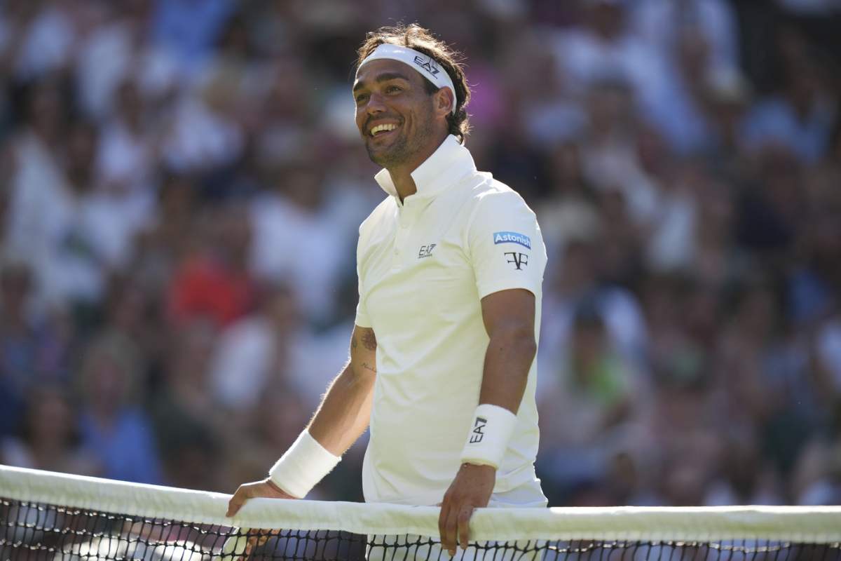 Fabio Fognini sorridente in campo