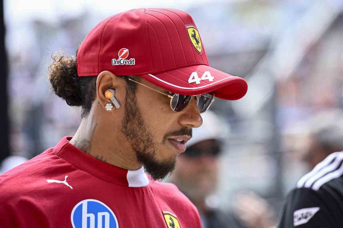 Lewis Hamilton con il cappello della Ferrari