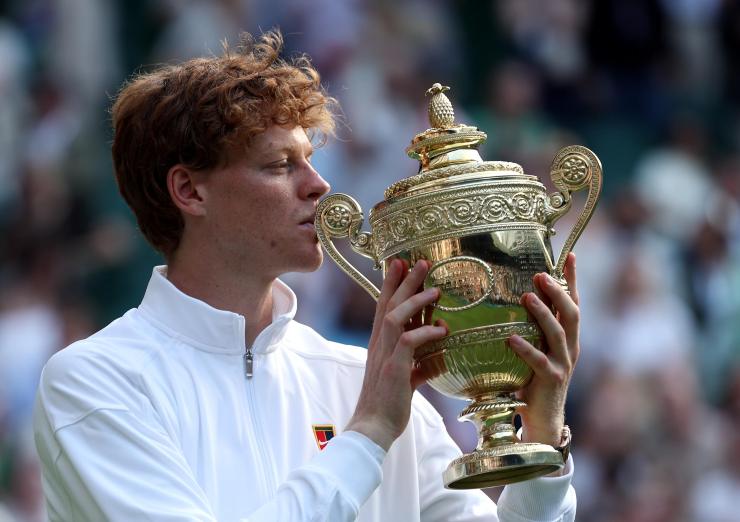 Jannik Sinner bacia il trofeo di Wimbledon