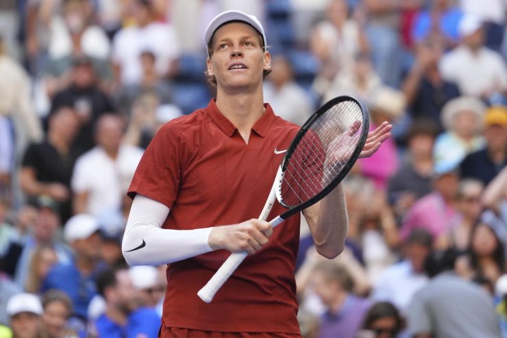 Jannik Sinner esulta dopo la vittoria su Shapovalov
