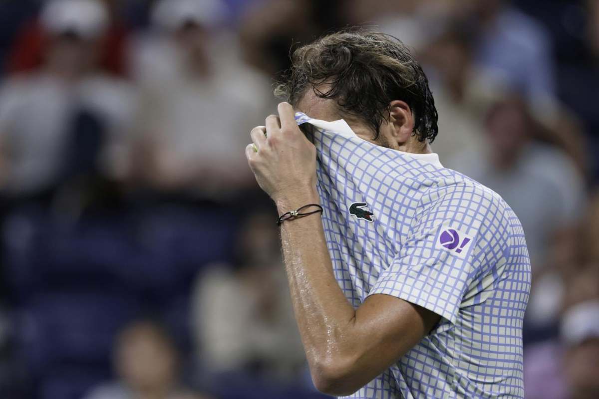 Medvedev si copre il volto con la maglia