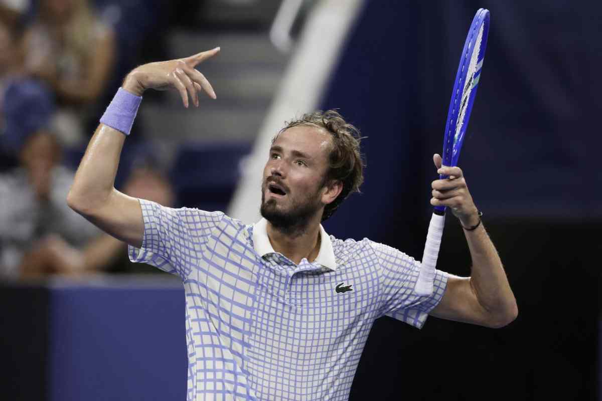 Daniil Medvedev protesta in campo