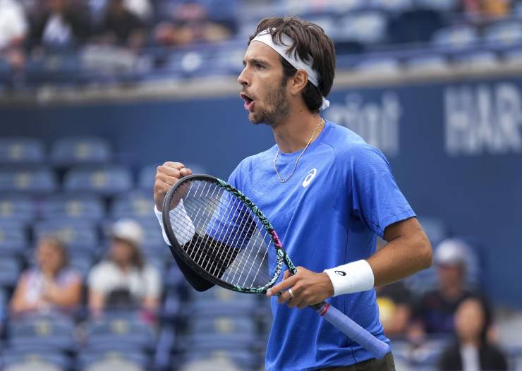 Lorenzo Musetti esulta in campo