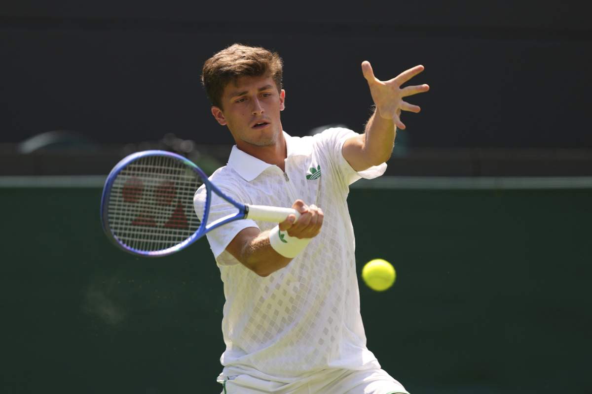 Luca Nardi si coordina per colpire la pallina