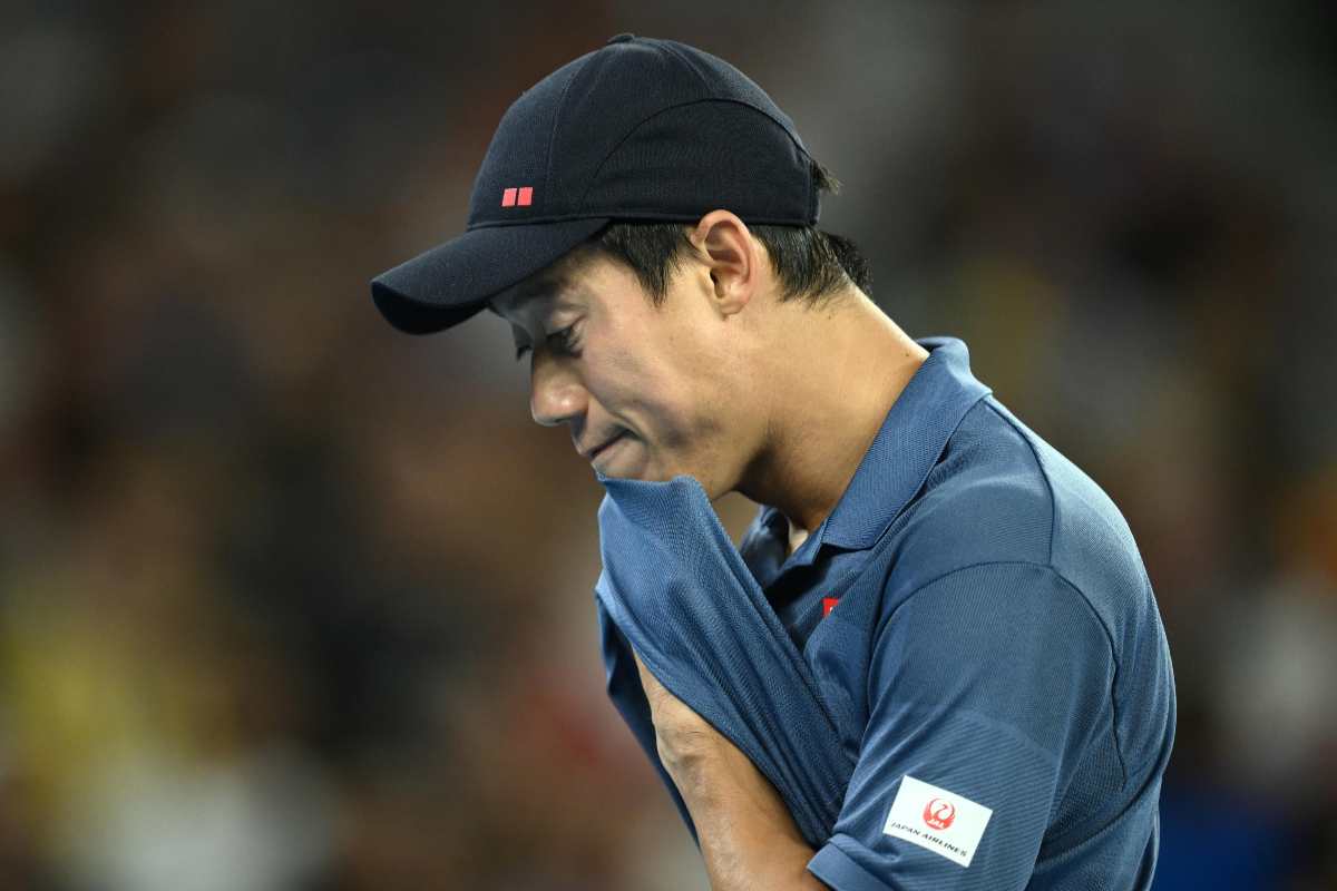Nishikori si asciuga il volto con la maglietta