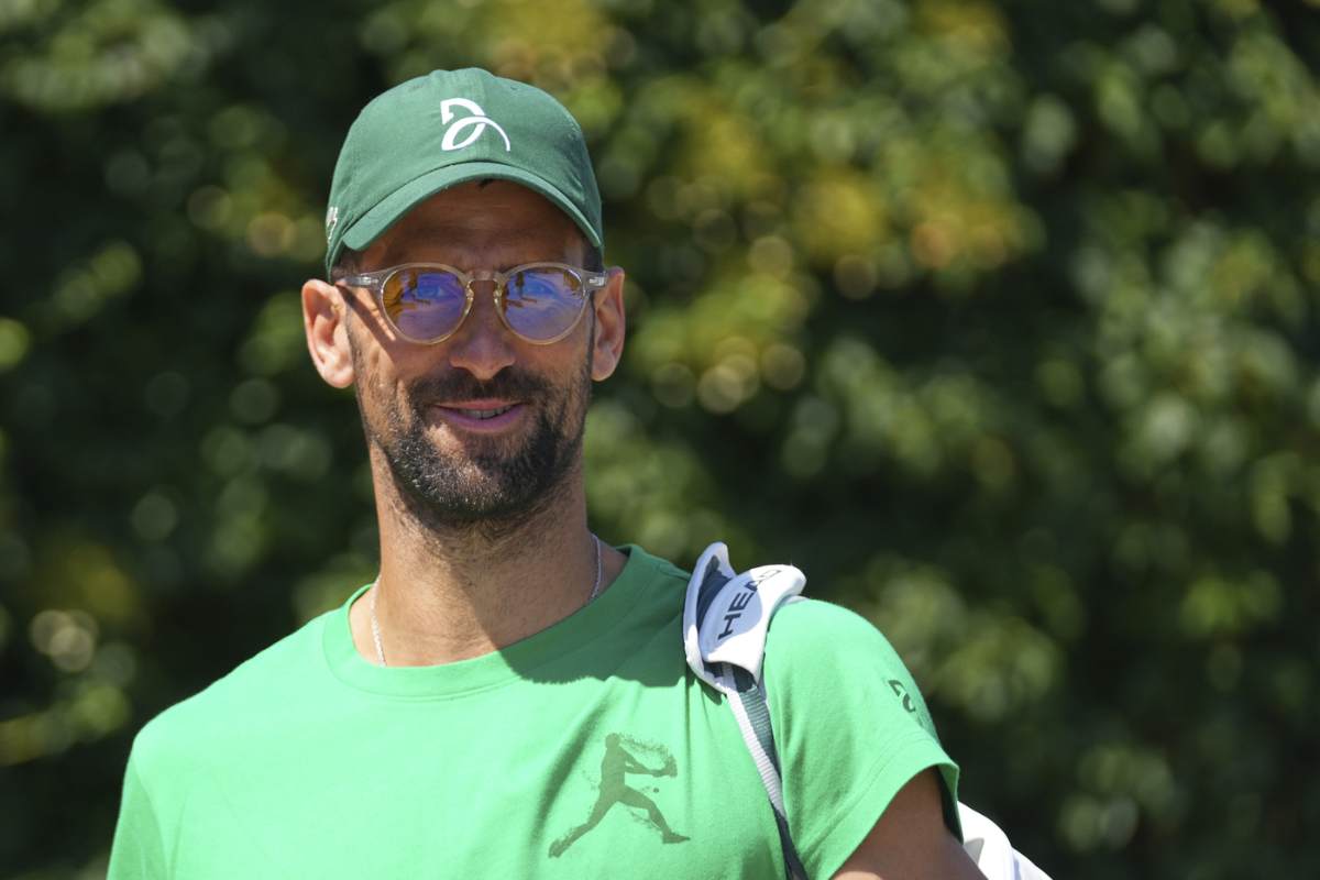 Novak Djokovic con occhiali e cappellino