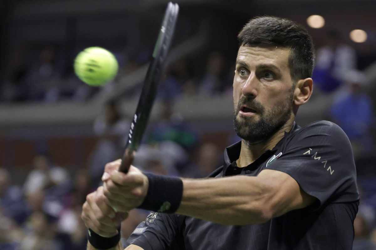 Novak Djokovic colpisce di rovescio