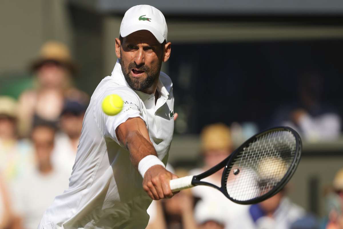 Novak Djokovic in azione a Wimbledon