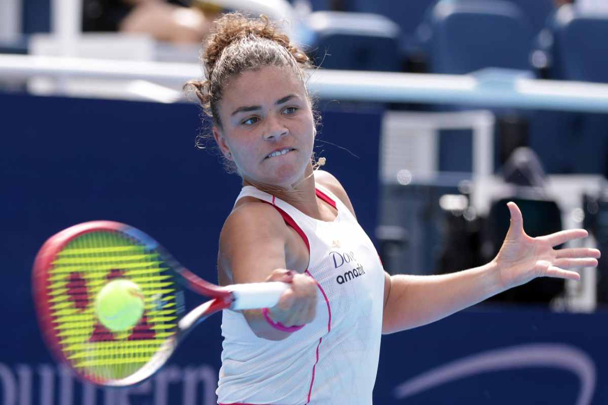 Jasmine Paolini colpisce la palla con forza