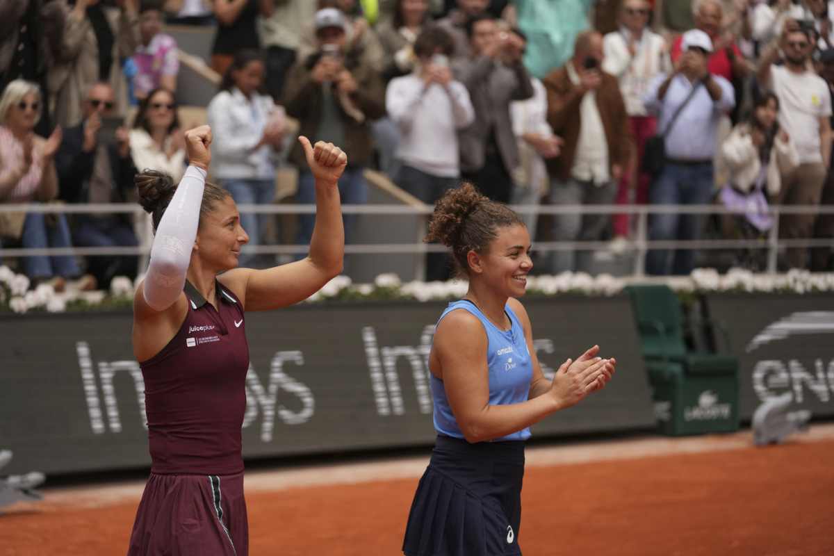 Jasmine Paolini e Sara Errani applaudono il pubblico