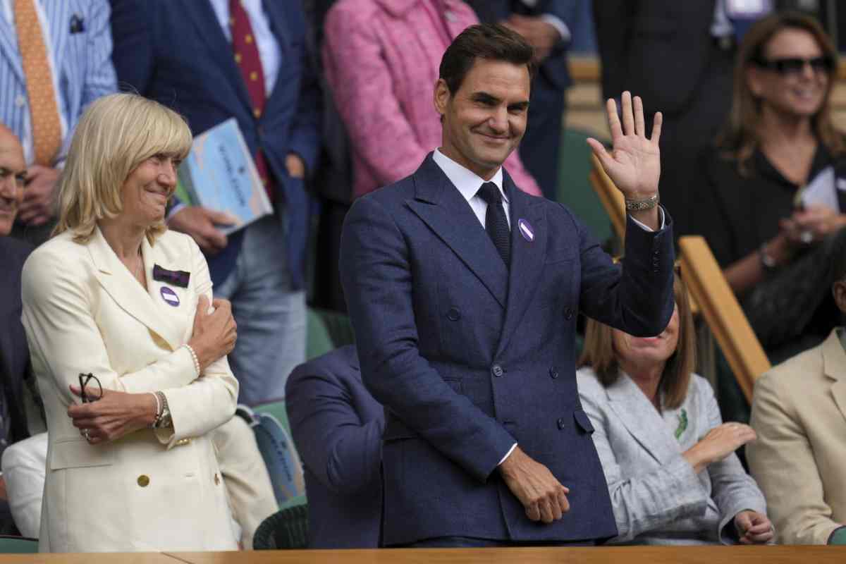 Roger Federer saluta il pubblico 