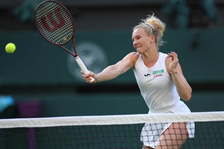 Katerina Siniakova colpisce la palla a rete