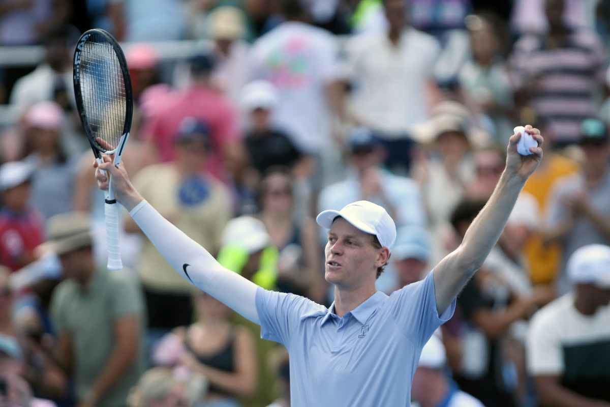 Sinner esulta a braccia alzate