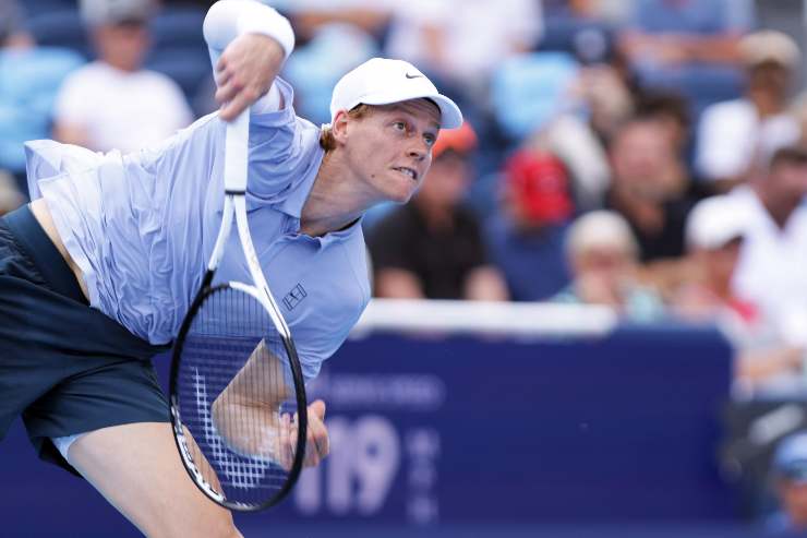Jannik Sinner al servizio