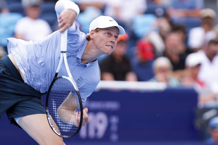 Jannik Sinner al servizio