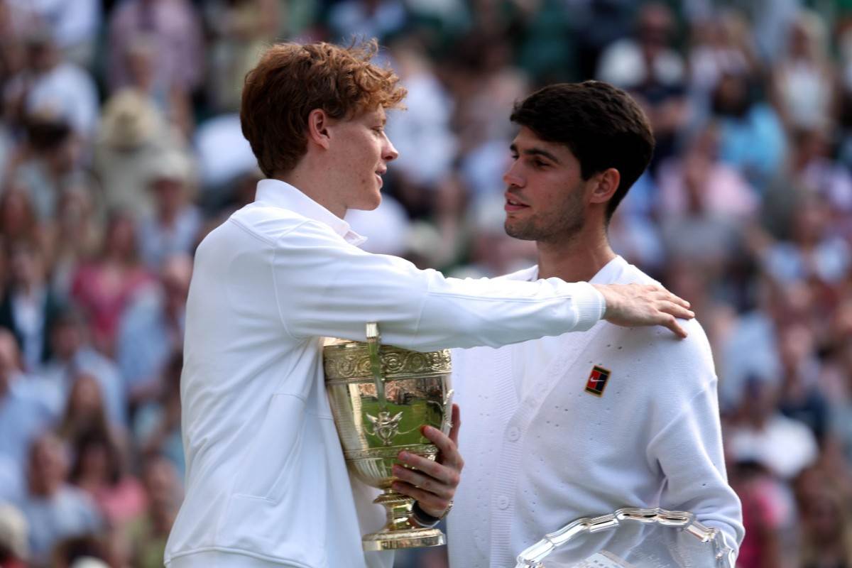 Sinner e Alcaraz si abbracciano a Wimbledon