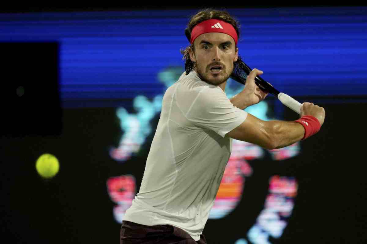 Stefanos Tsitsipas si appresta a colpire la palla di rovescio