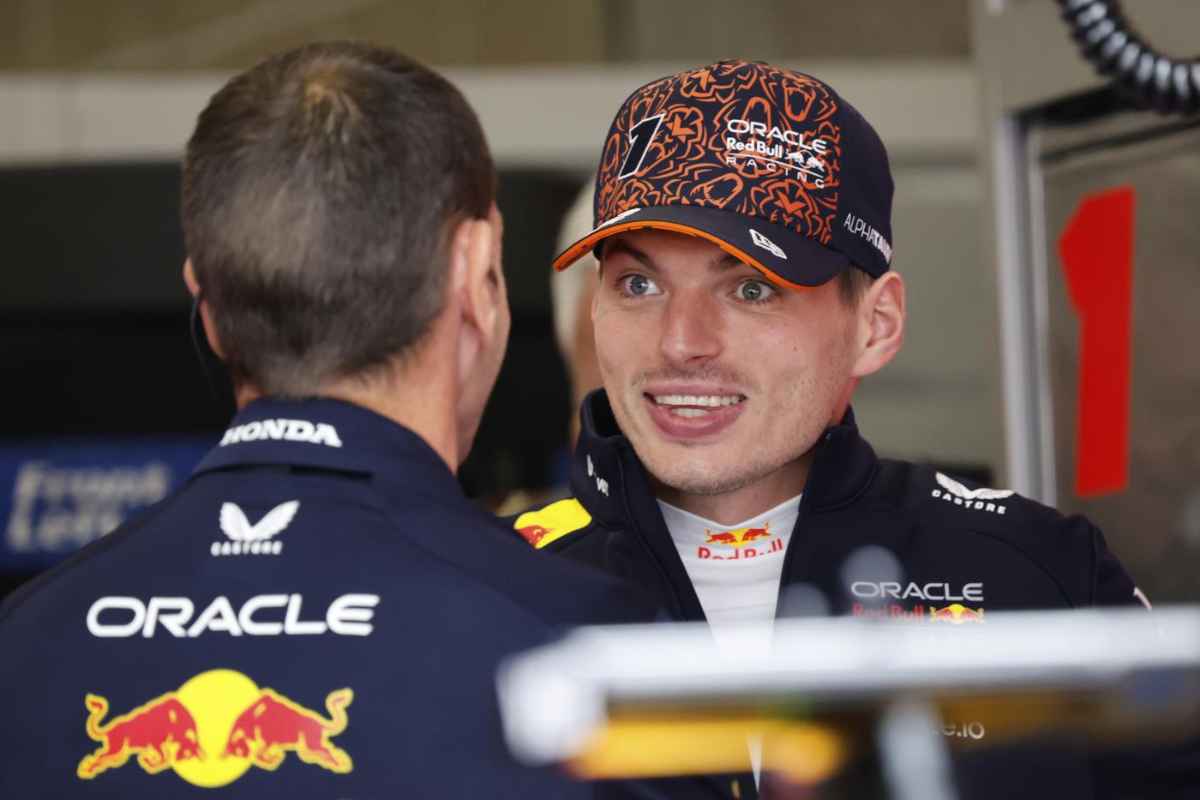 Max Verstappen nel paddock della Red Bull