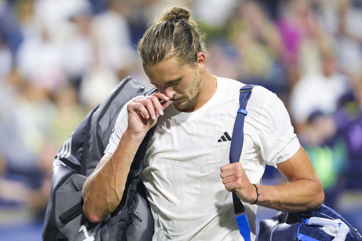 Zverev esce sconsolato dal campo