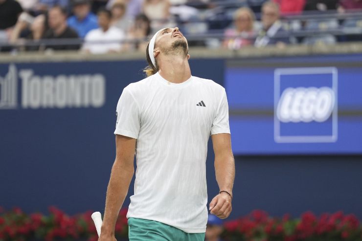 Alexander Zverev si dispera in campo 