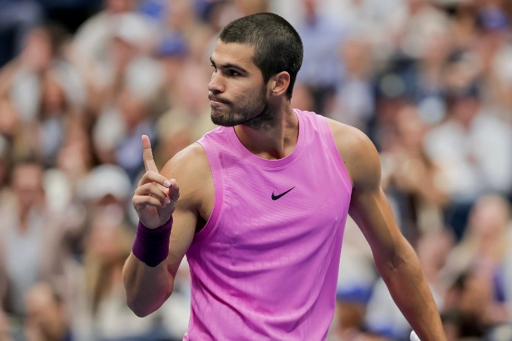 Carlos Alcaraz festeggia alzando un indice