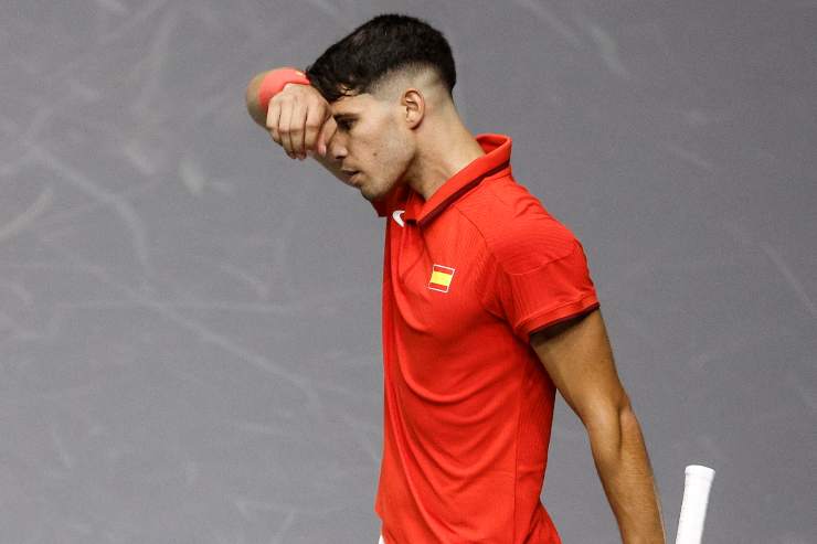 Carlso Alcaraz si asciuga la fronte durante un match di Davis