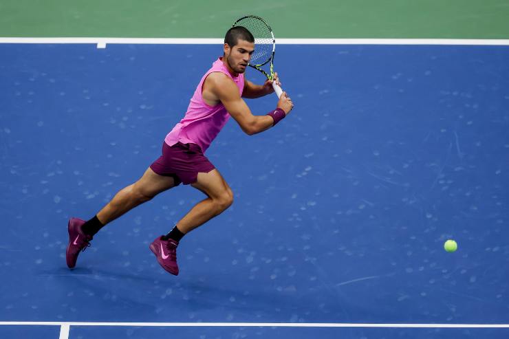 Carlos Alcaraz carica il rovescio