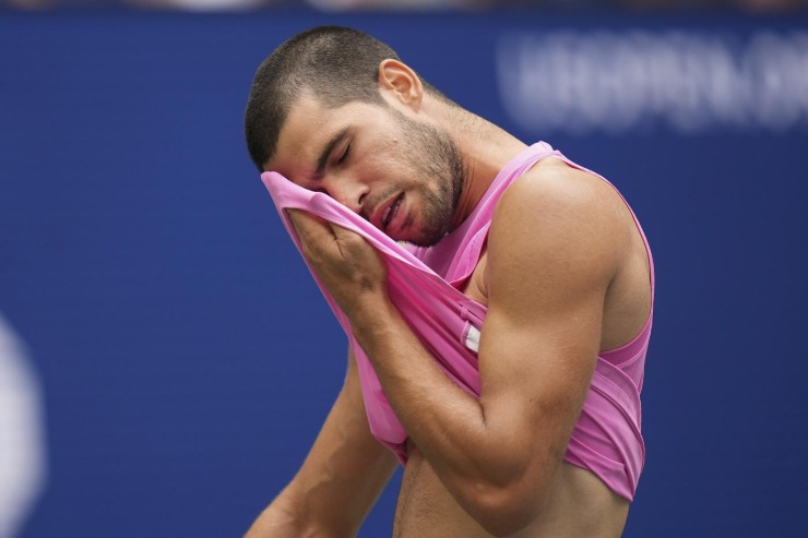 Carlos Alcaraz si asciuga il sudore