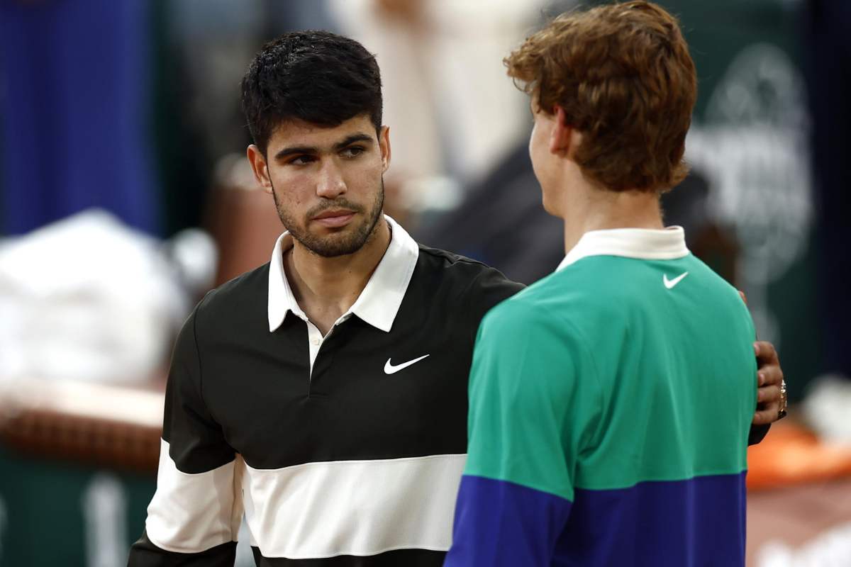 Carlos Alcaraz guarda Jannik Sinner dopo la finale di Parigi