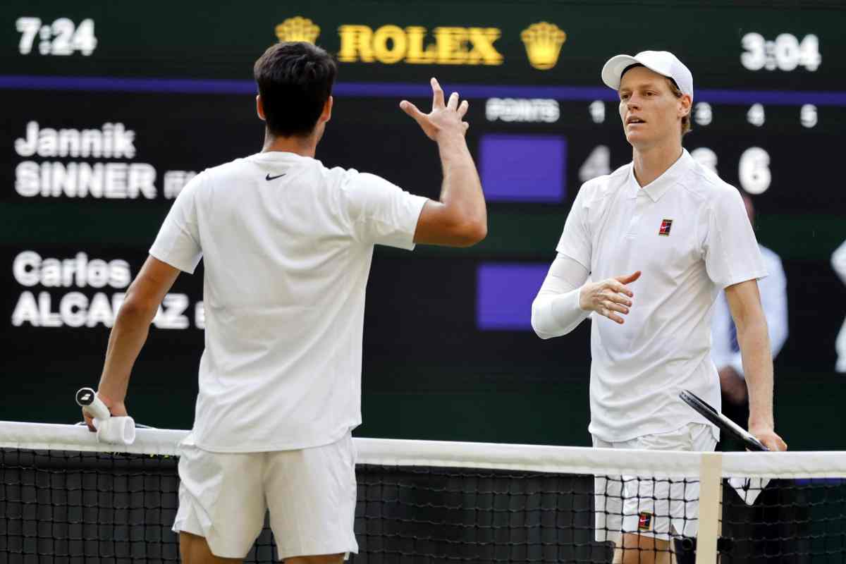 Carlos Alcaraz saluta Jannik Sinner a Wimbledon
