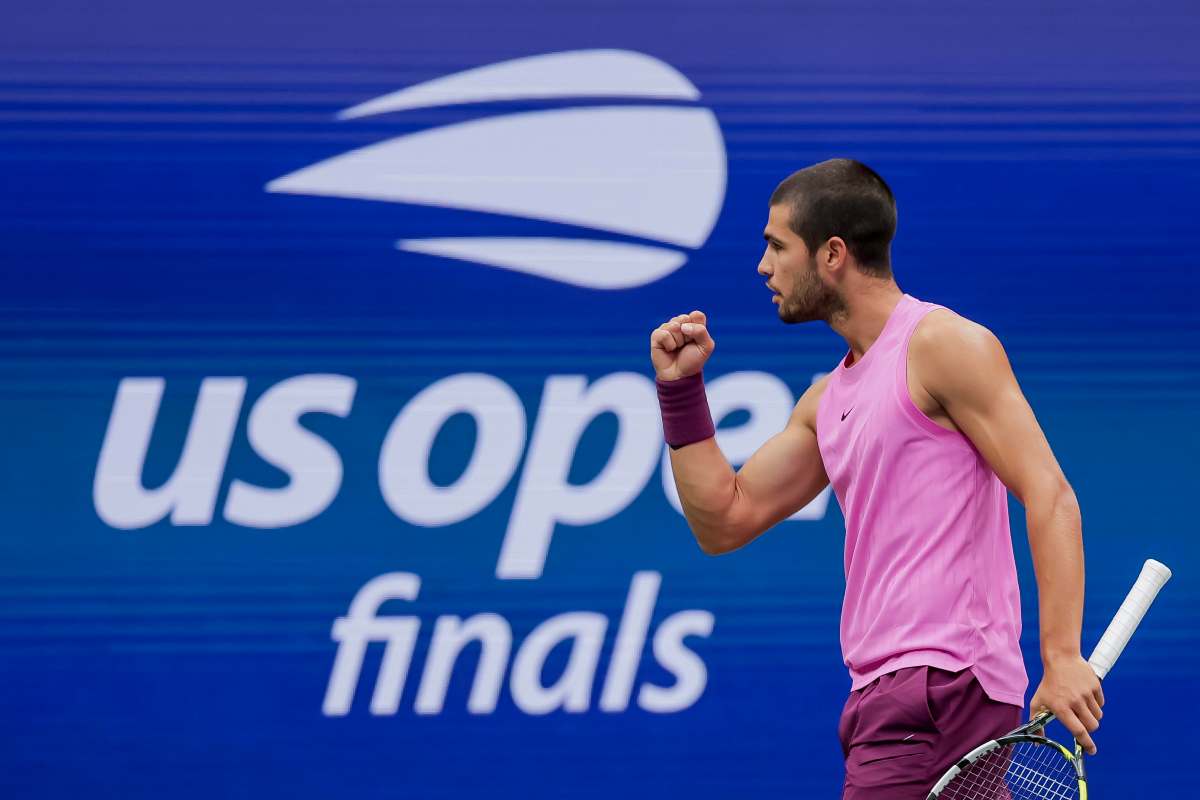 Alcaraz esulta facendo il pugno dopo aver vinto un punti allo US Open