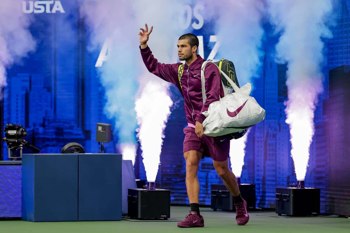 Alcaraz entra in campo allo US Open e saluta il pubblico alzando la mano