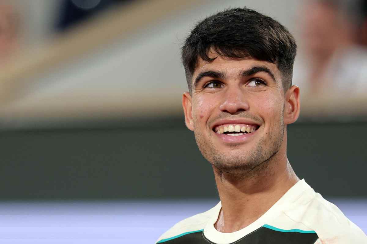 Carlos Alcaraz sorride 