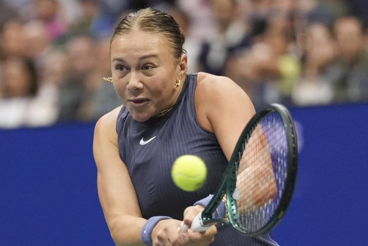 Amanda Anisimova esegue un rovescio