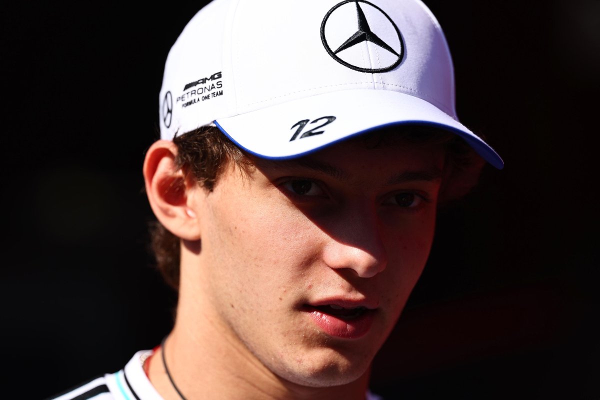 Primo piano di Kimi Antonelli scuro in volto