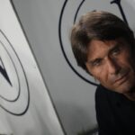 Primo piano di Antonio Conte seduto sulla panchina del Napoli