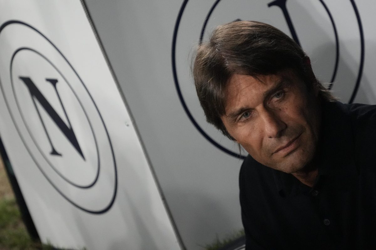 Primo piano di Antonio Conte seduto sulla panchina del Napoli