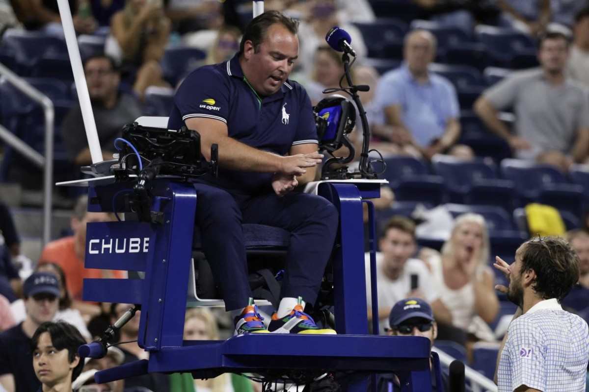 Il giudice di sedia discute con Daniil Medvedev