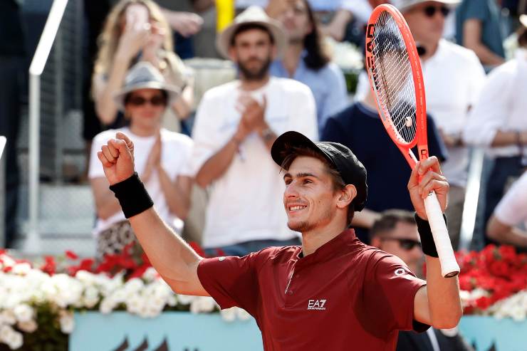 Matteo Arnaldi esulta con le braccia verso l'alto