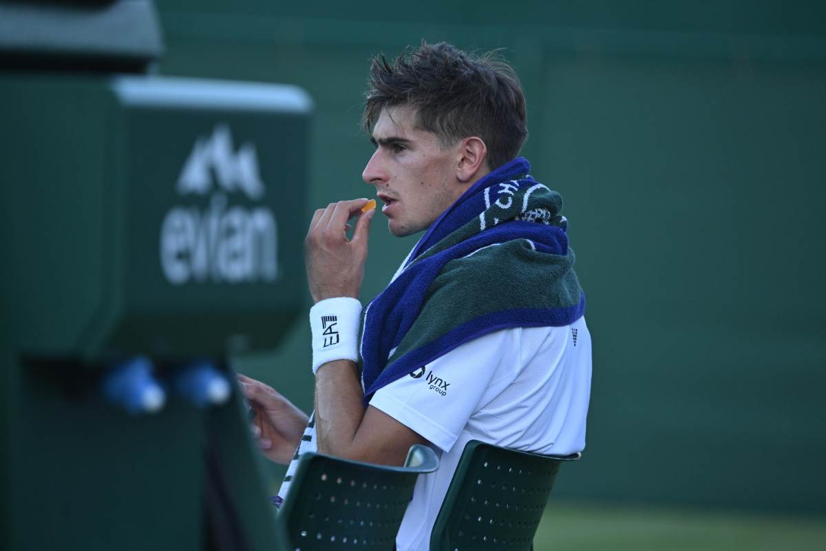 Arnaldi immortalato di profilo, mentre è seduto con espressione accigliata