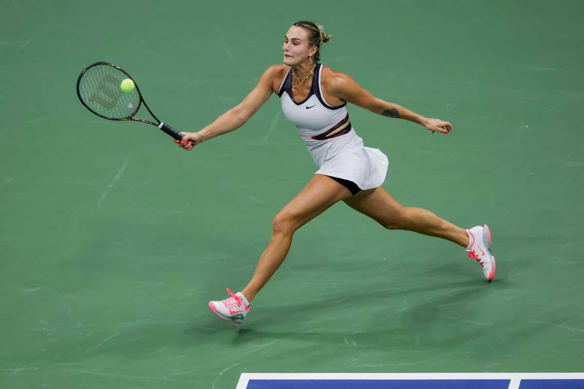 Aryna Sabalenka colpisce la pallina di dritto durante un match