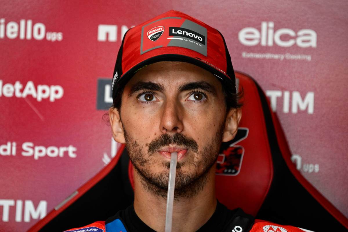 Bagnaia che beve con espressione seriosa