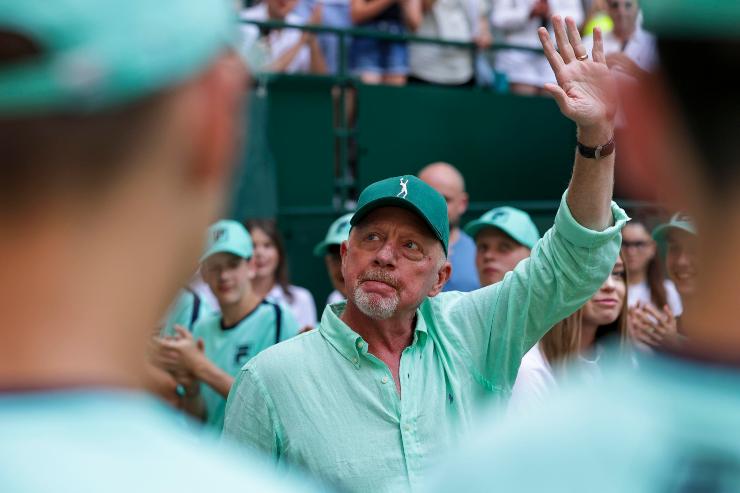 Boris Becker saluta i fan con un braccio alzato