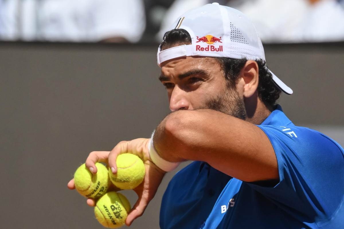 Matteo Berrettini si asciuga il sudore con il polsino mentre si appresta al servizio
