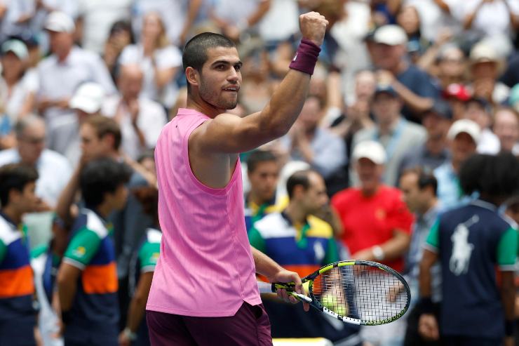 Carlos Alcaraz esulta dopo la vittoria contro Jiri Lehecka