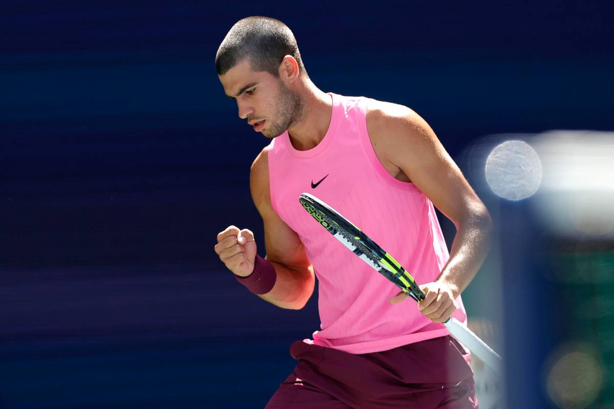 Carlos Alcaraz esulta con un pugno dopo un punto