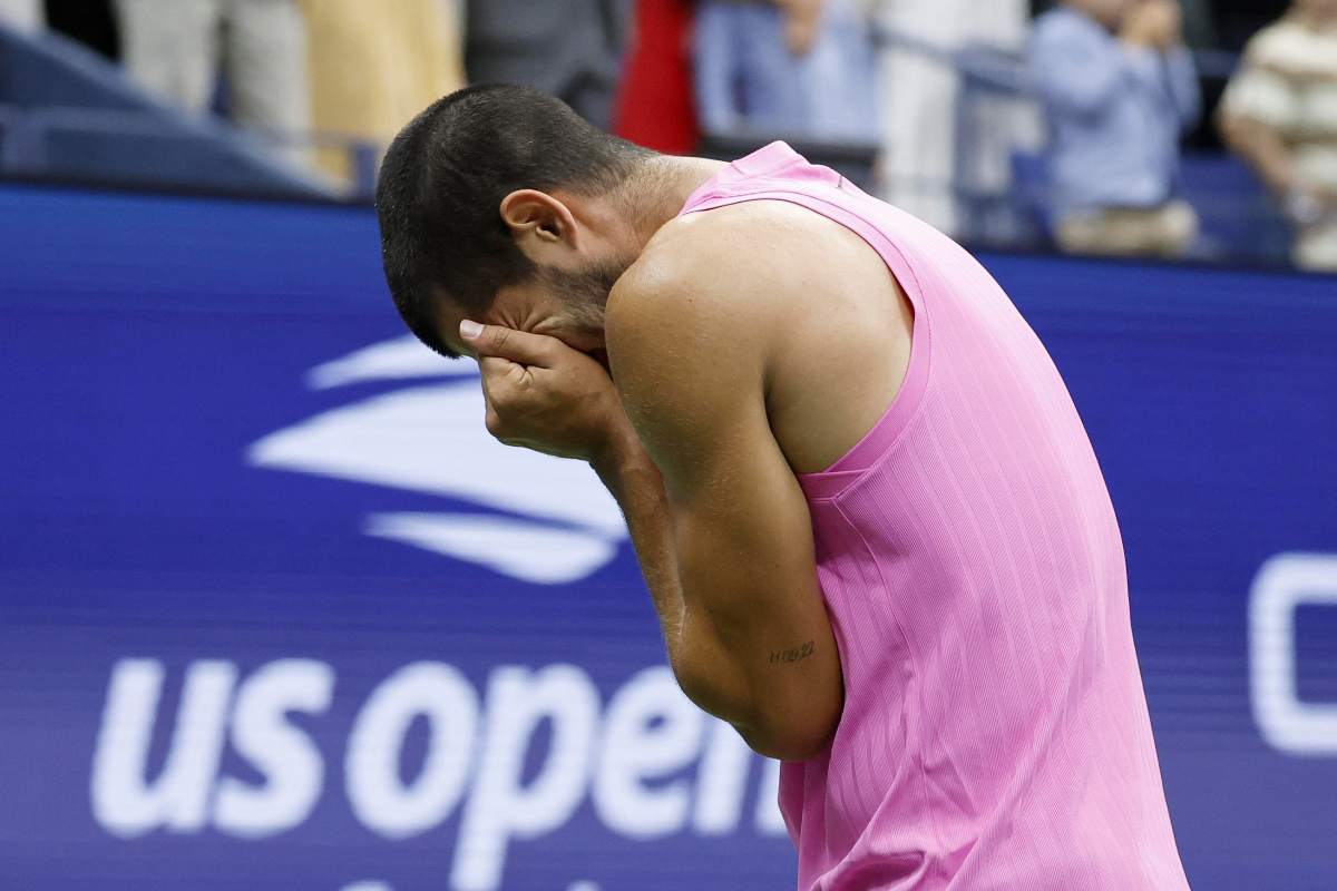 Carlos Alcaraz si copre gli occhi per la commozione